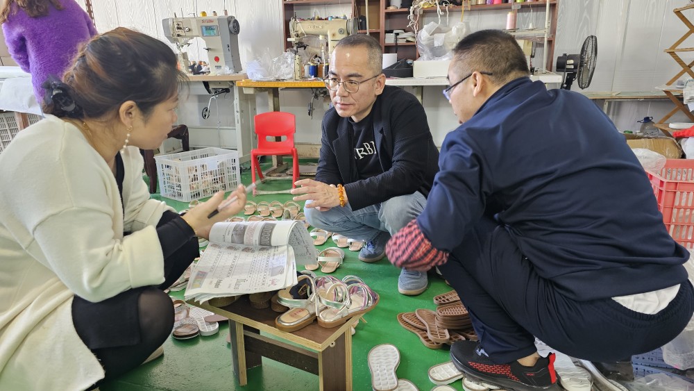 Yidaxing-boss-discussed-the-details-of-sandal-sample-modification
