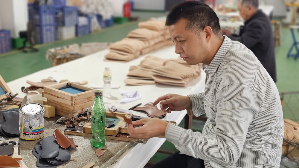 Yidaxing-factory-workers-actively-produce-children's-sandals
