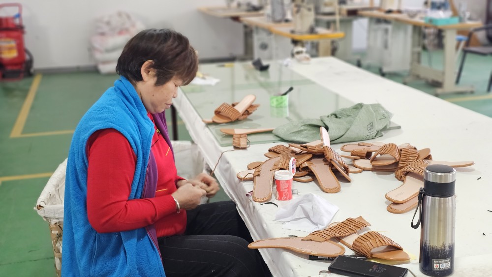 Yidaxing-factory-workers-actively-produce-children's-sandals