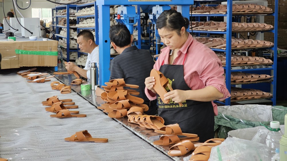 Yidaxing-factory-strictly-tests--quality-of-each-sandal
