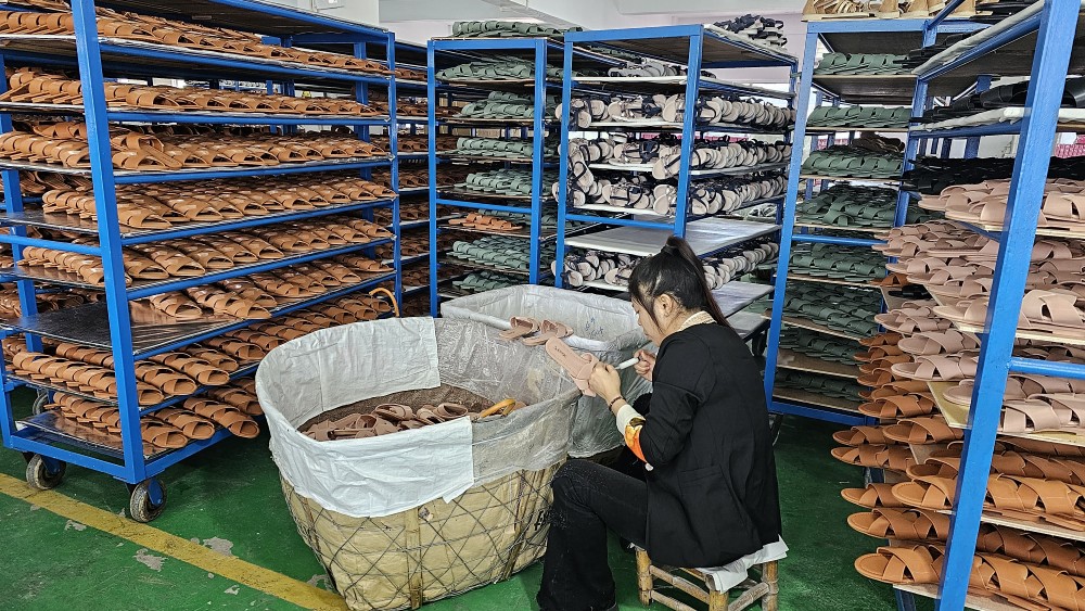 Yidaxing-factory-strictly-tests--quality-of-each-sandal