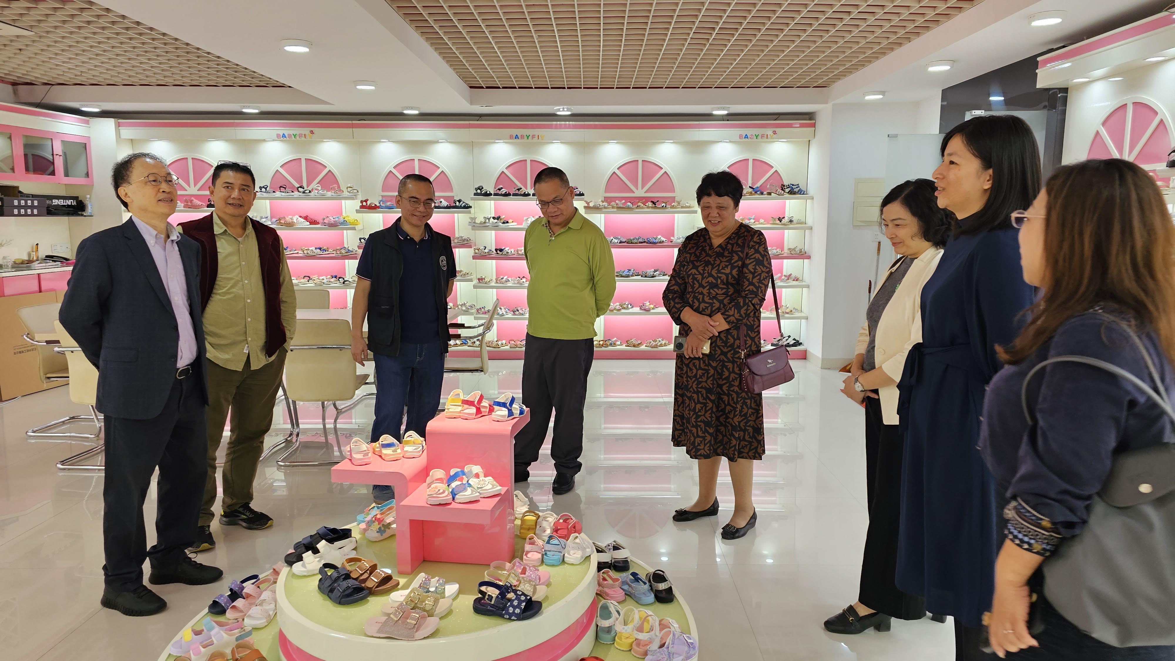 Shantou-Business-Association-members-visit-Yidaxing-children's-shoes-showroom